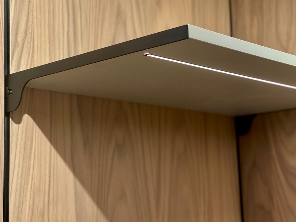 Versa Closet System, a walk-in closets by Ronbow
