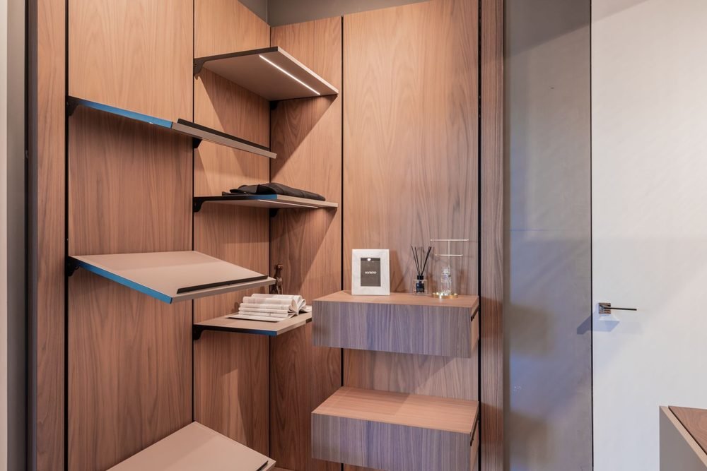 Versa Closet System, a walk-in closets by Ronbow