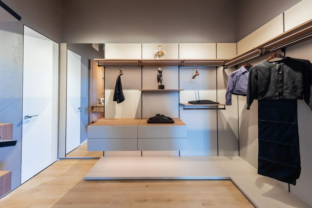 Versa Closet System, a walk-in closets by Ronbow