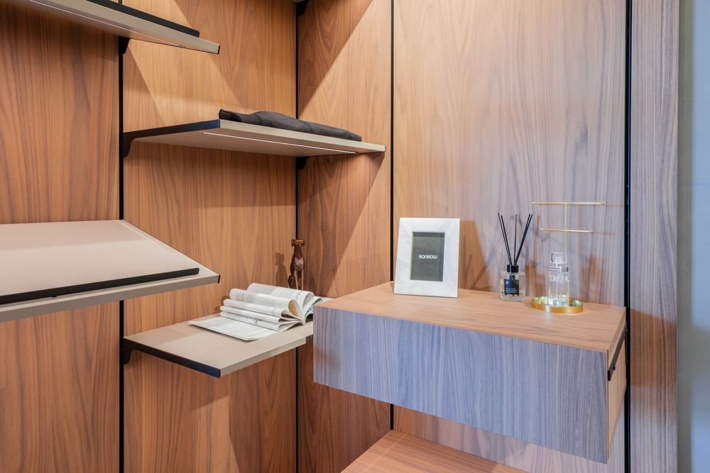 Versa Closet System, a walk-in closets by Ronbow