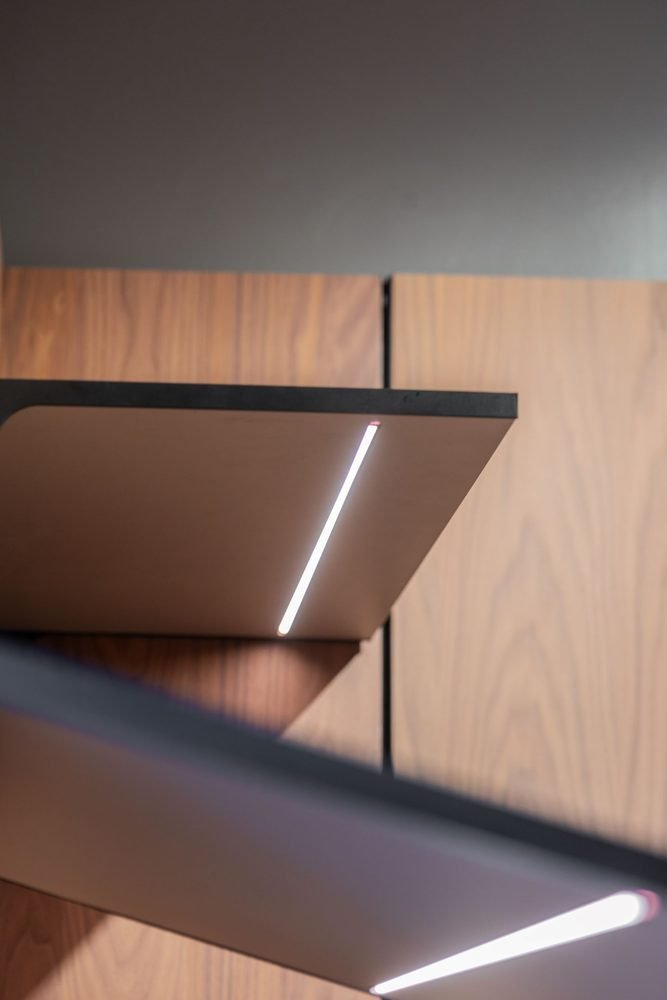 Versa Closet System, a walk-in closets by Ronbow