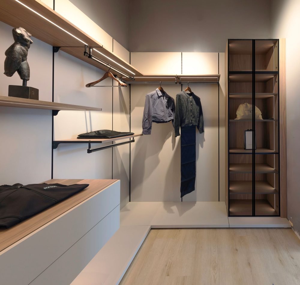 Versa Closet System, a walk-in closets by Ronbow