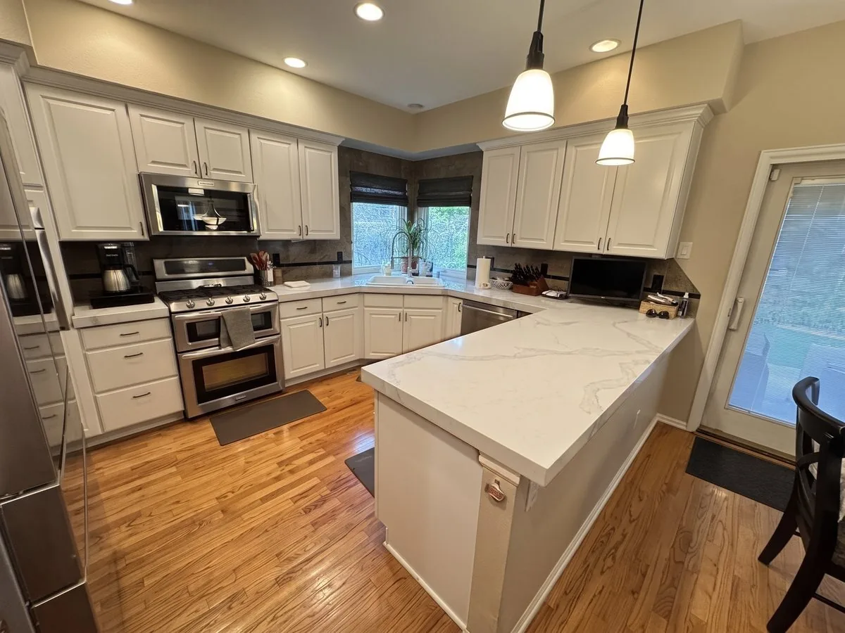Oak with a peninsula, AI preview with White shaker cabinet doors and Caesarstone Calacatta Nuvo quartz