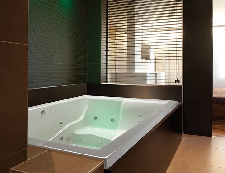 Banera Del Sol, a Acrylic tub by MTI Baths