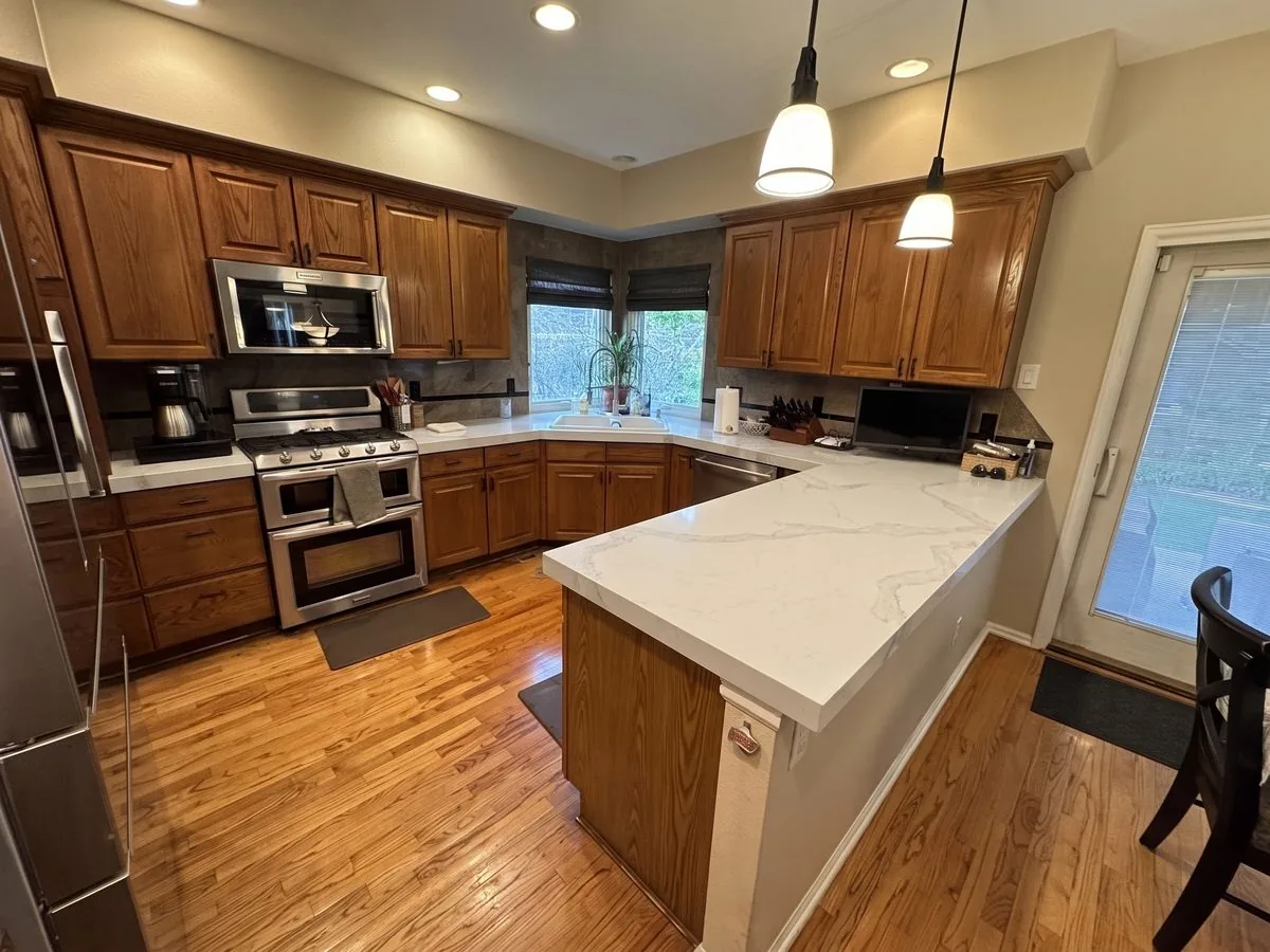 Oak with a peninsula, AI preview with Caesarstone Calacatta Nuvo quartz